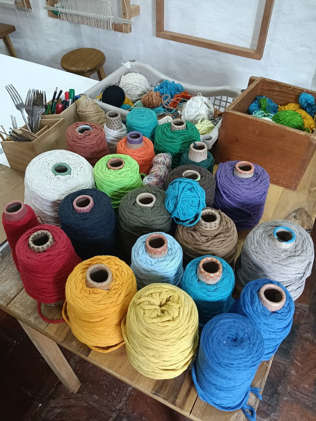 Lanas y pequeños tapices en lana, fique y algodón