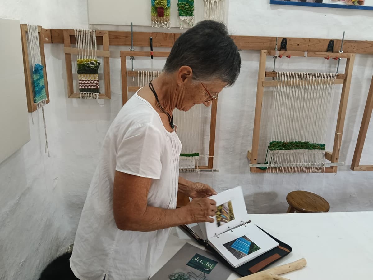 Silvia Medina en su taller ART_TEJ trabajando en el telar