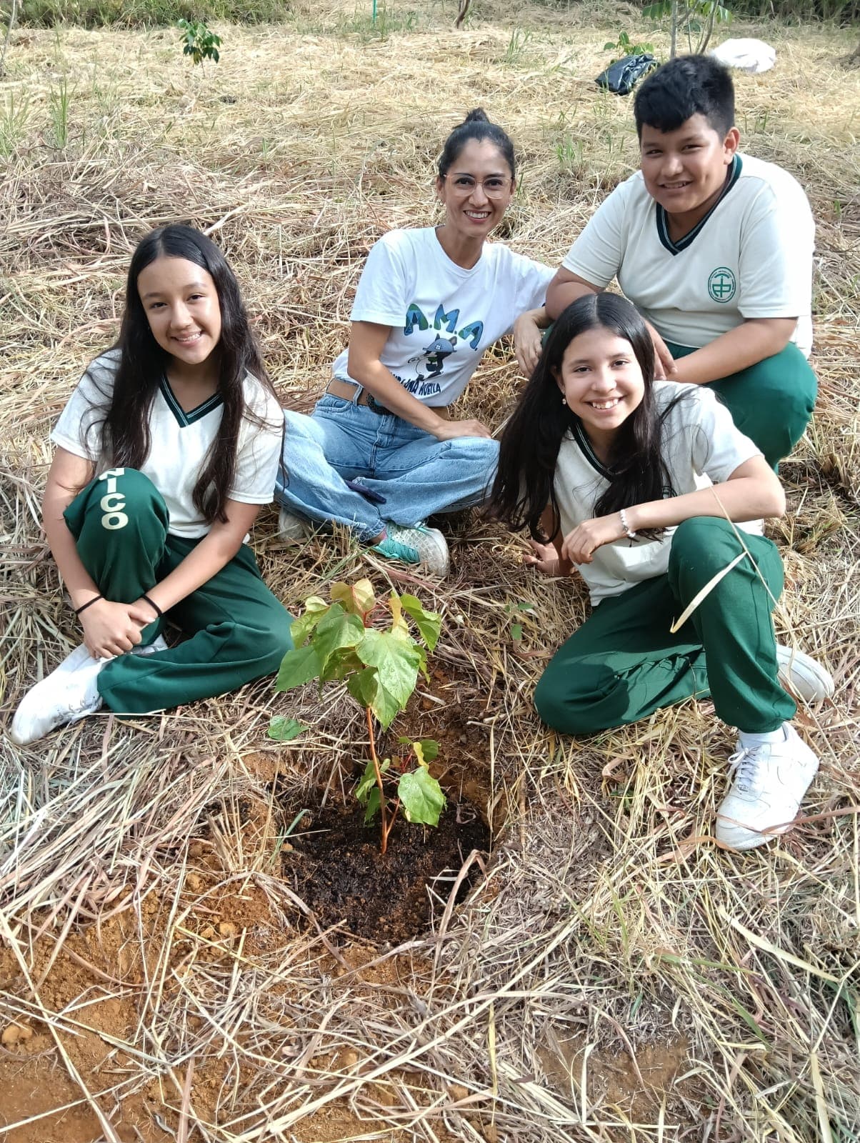 Profesora Erika Velasco enseñando a estudiantes del ITAP