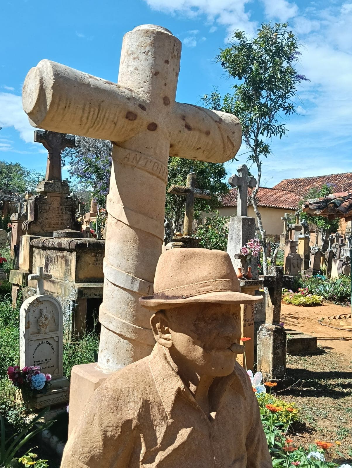 Medio cuerpo de don Toño y la cruz