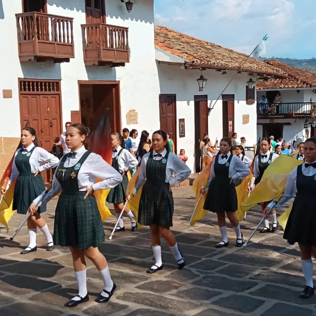 Estudiantes por la calle tocando