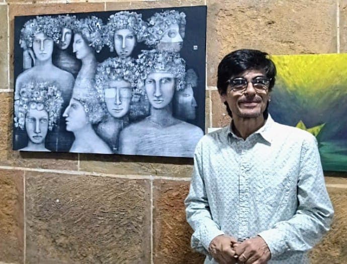 Carlos Santamaría con una de sus pinturas