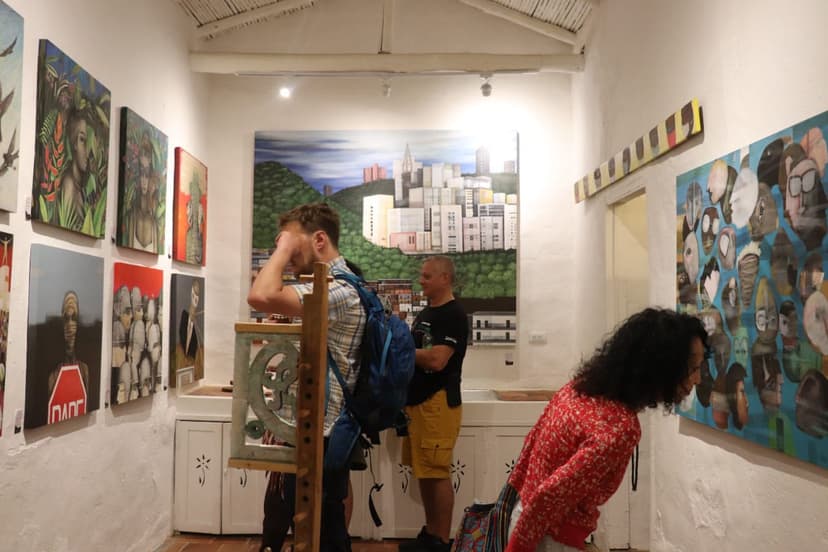 Visitantes en la galería Añil