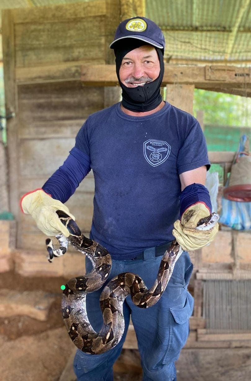 Comandante Marcos rescatando una serpiente