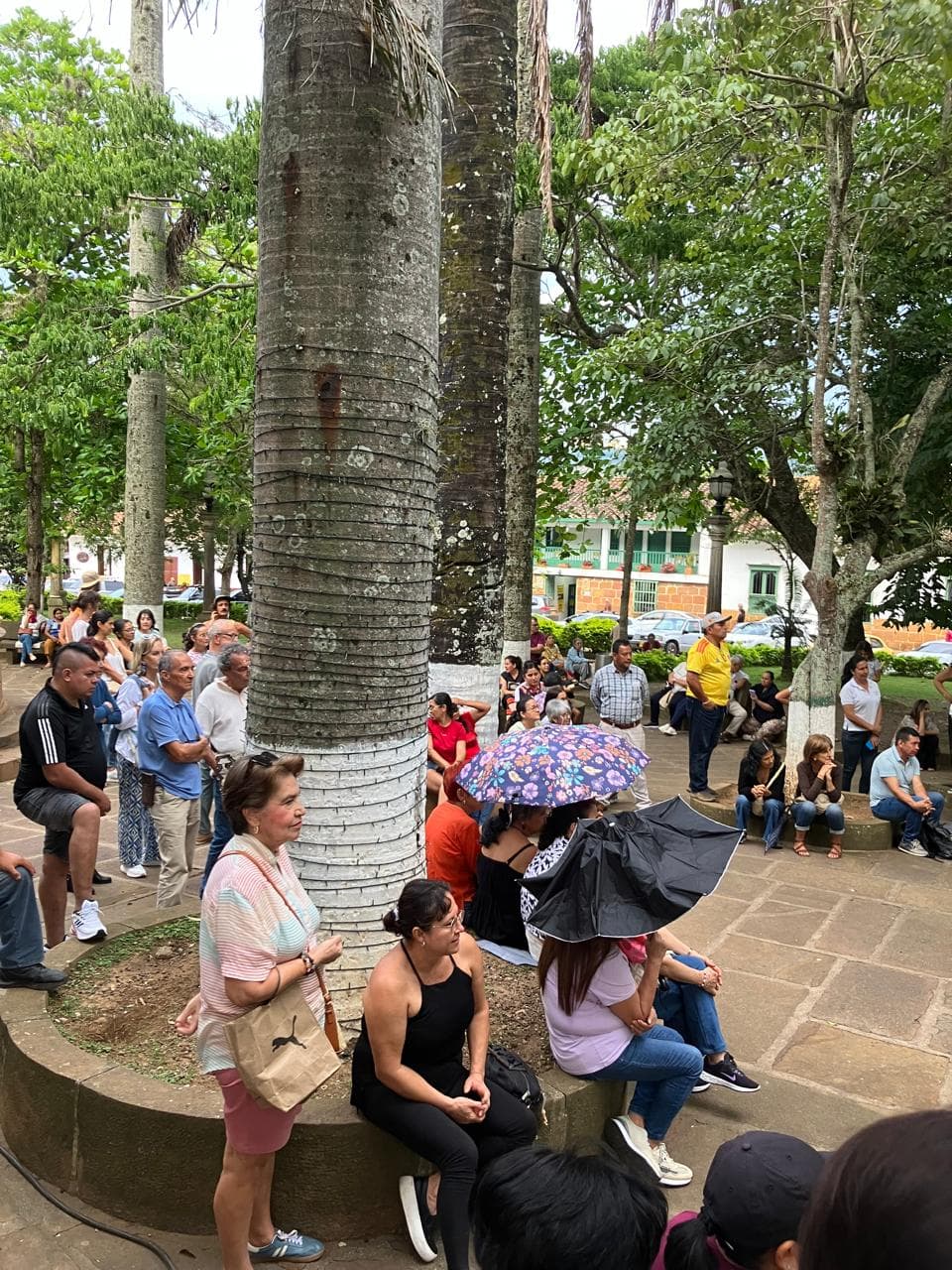 Vista amplia de la multitud en el parque de Barichara durante la movilización por el agua