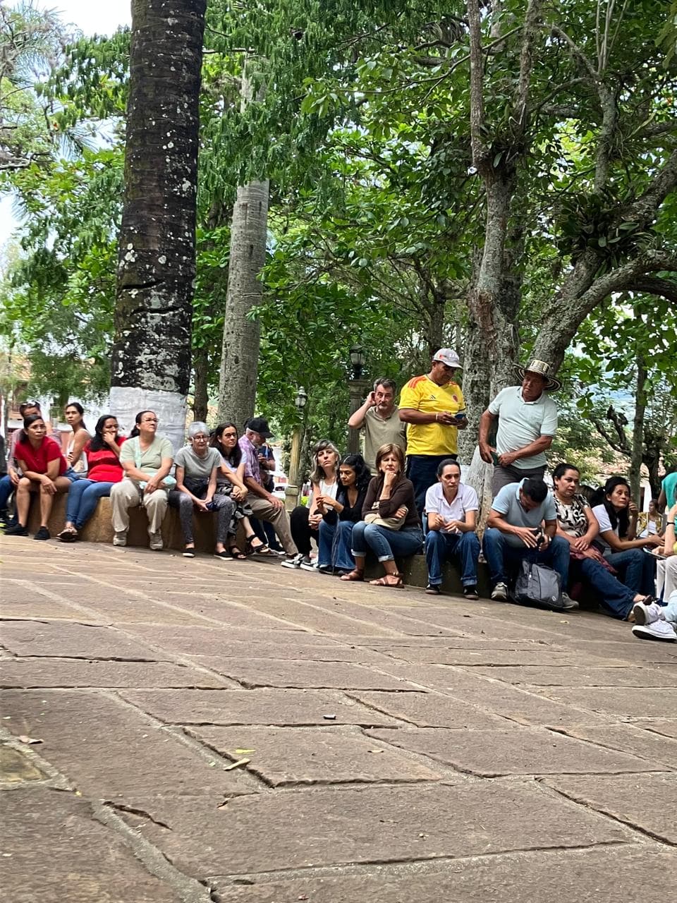 Ciudadanos sentados en el parque de Barichara durante la movilización