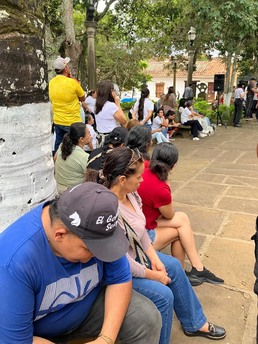 Comunidad reunida bajo los árboles del parque de Barichara