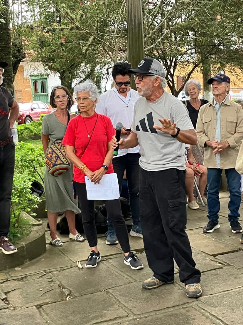 Vocero con micrófono durante la asamblea ciudadana