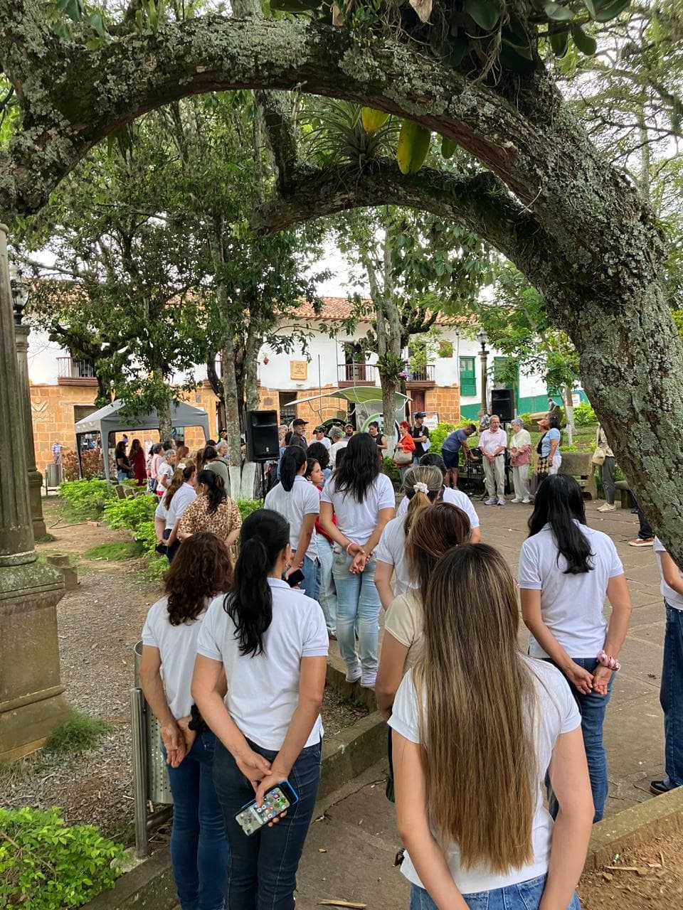 Comunidad de Barichara reunida en el parque principal
