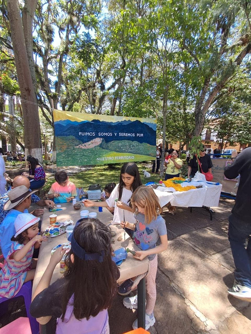 Niños con pancarta: fuimos, somos y seremos