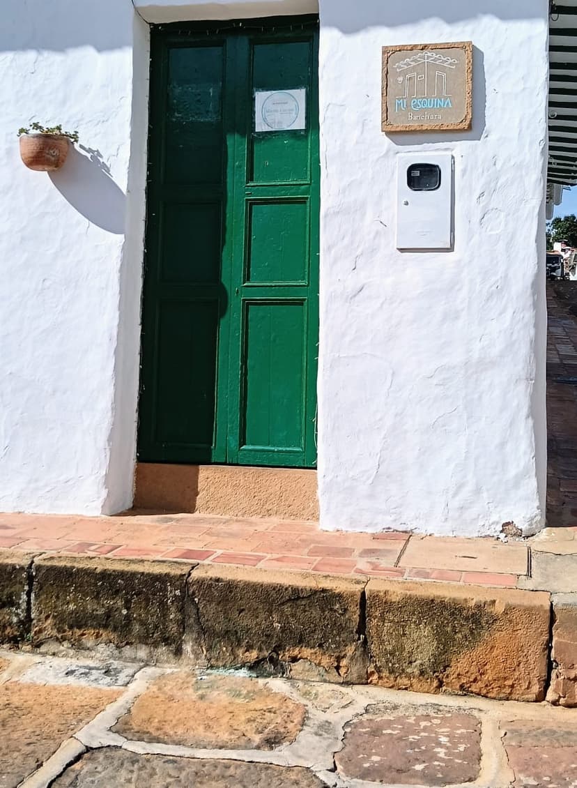 Fachada con puerta verde - Mi esquina