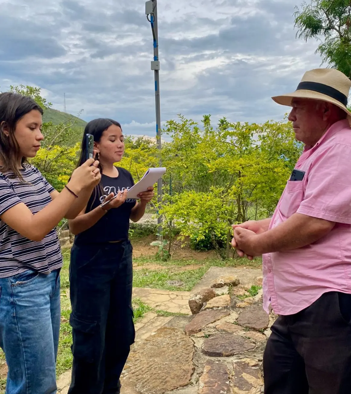 Jovenes reporteros con posters de mapas afectivos