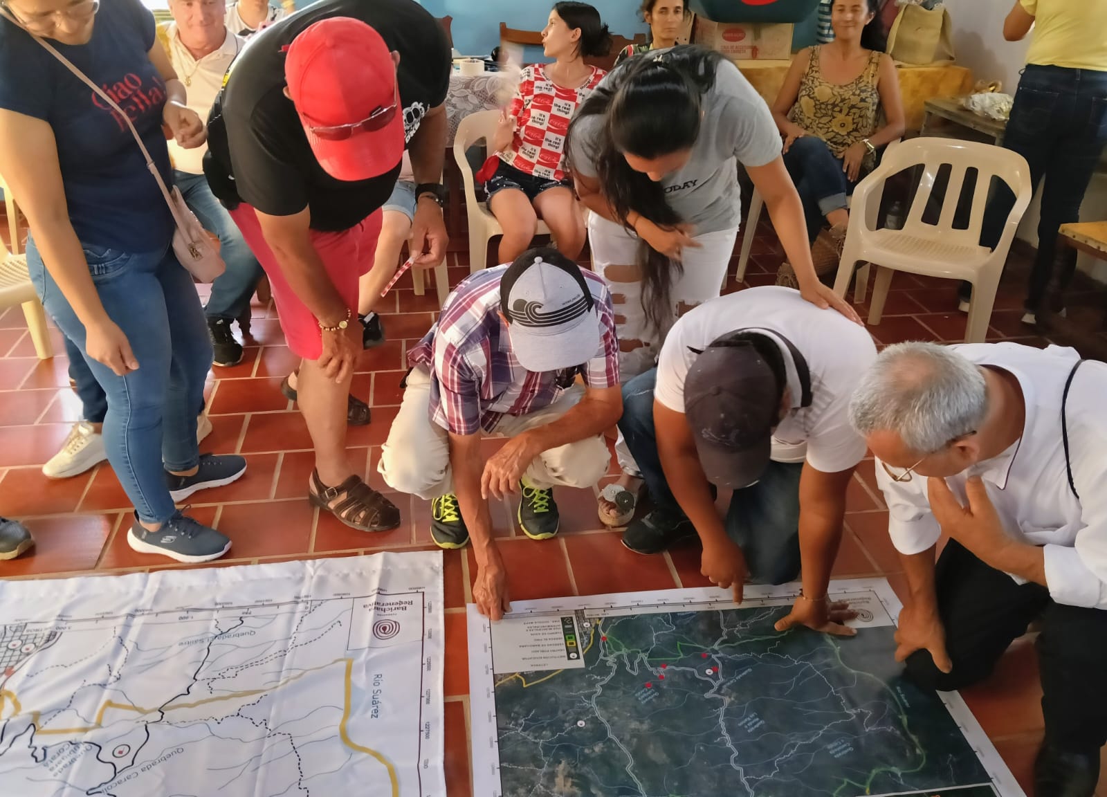 Carolina y gente con mapa afectivo
