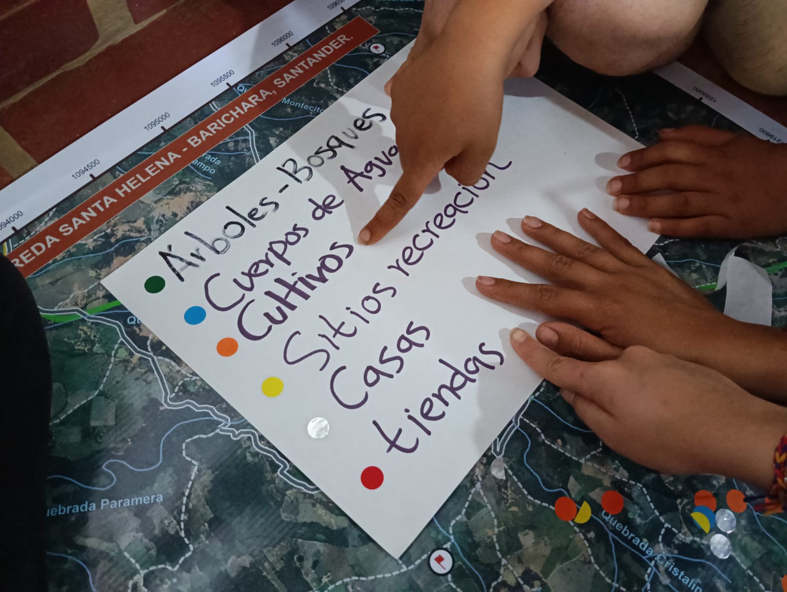 Estudiante señalando cultivos en mapa