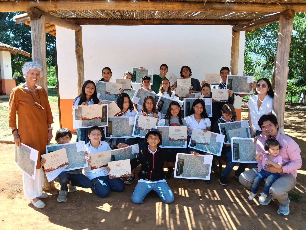 Leonor Rodríguez con estudiantes de Fundareserva en taller de Sueños Vivos