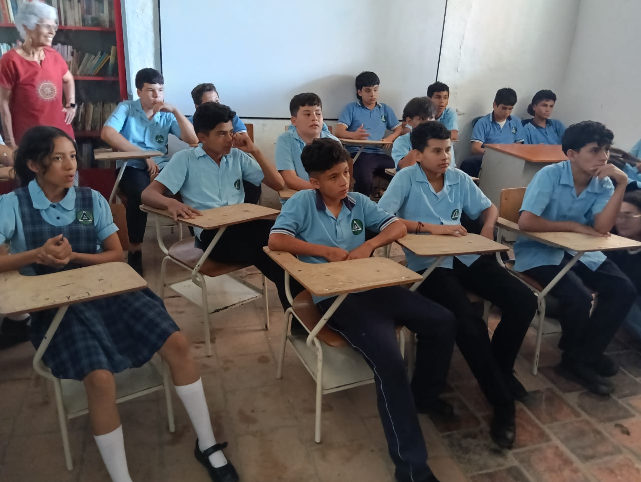 Niños con uniforme azul en Butaregua