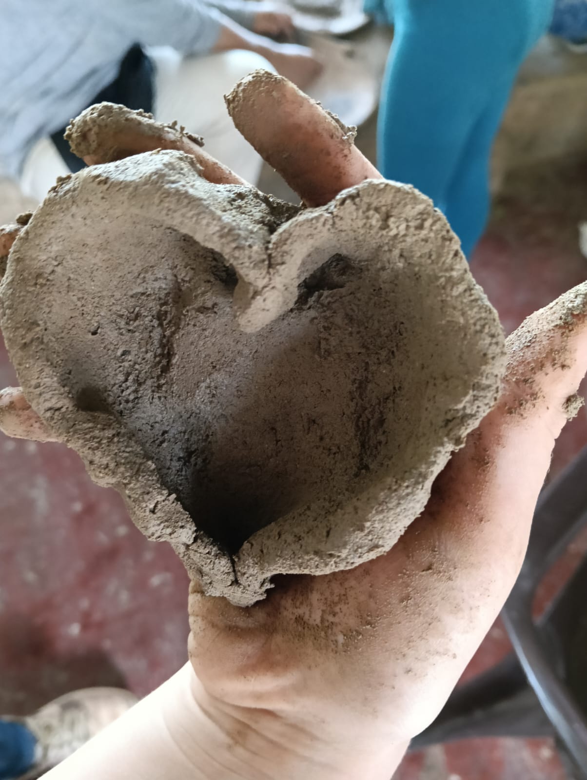 Corazón modelado en barro