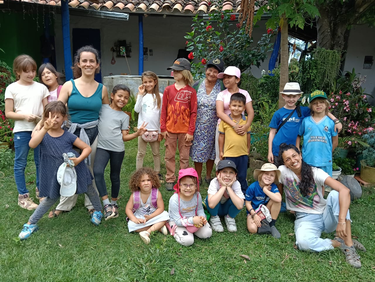 Grupo de niños y profesoras en actividad del bosque