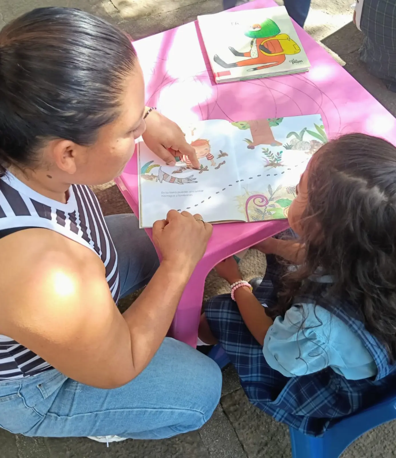 Mamá y niña leyendo