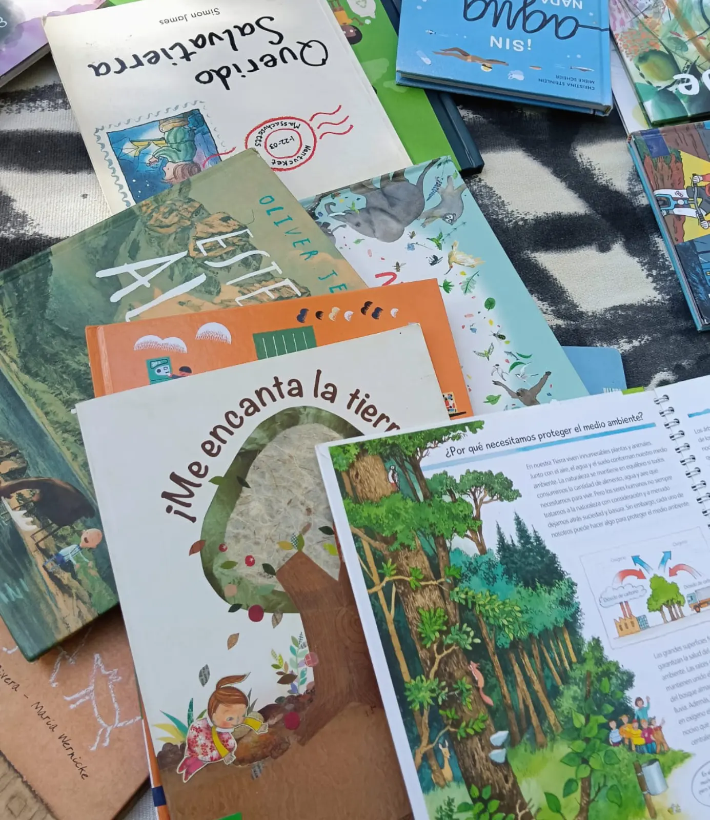 Mesa llena de libros