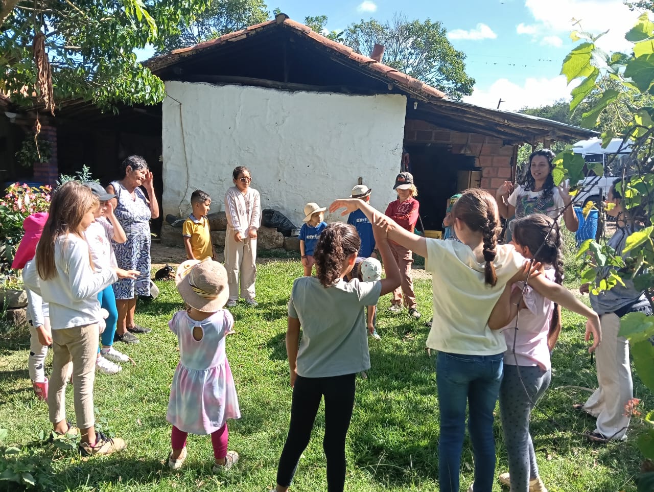 Niños en círculo durante actividad
