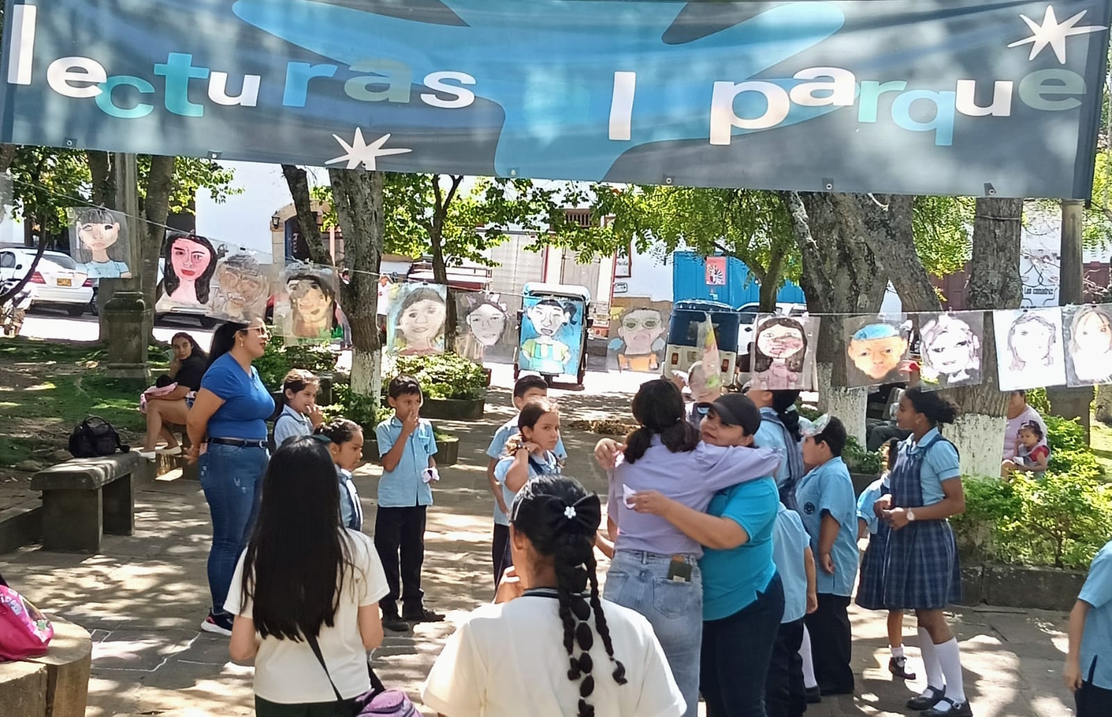 Pendón de Lecturas al Parque con estudiantes