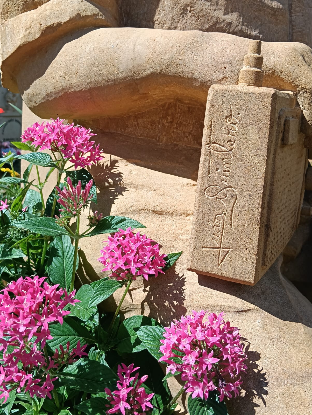 Piedra con el nombre de Iván tallado